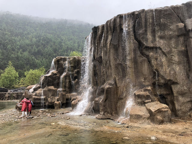 【藍月谷（Blue Moon Valley）｜雲南省・麗江 「白い石と青い水が織りなす、雪山のふもとの幻想エリア」】