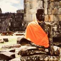 🌅 Sunset Majesty: Solo Trip to Phnom Bakheng! 🏛️