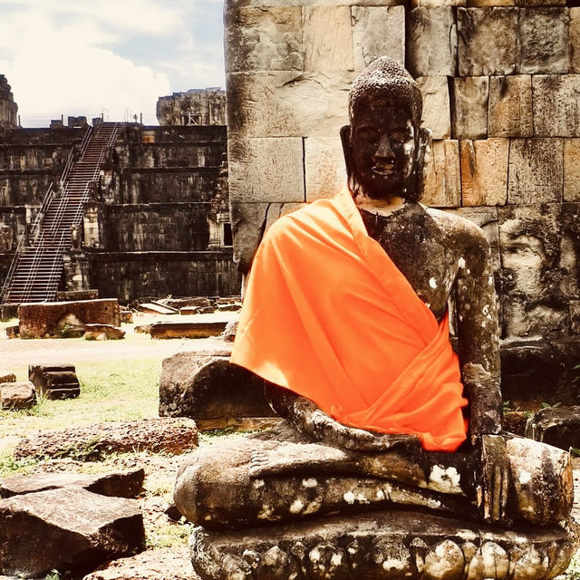 🌅 Sunset Majesty: Solo Trip to Phnom Bakheng! 🏛️