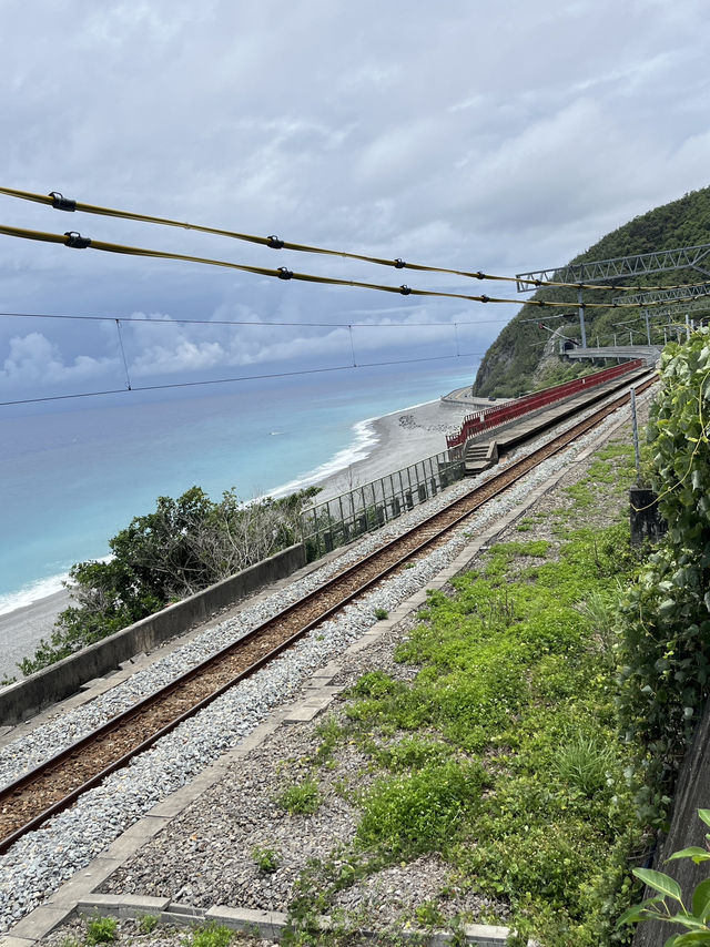 Pacific Blue Meets Iron Rails — Sunset Magic at Duoliang Station! 🌊🚂