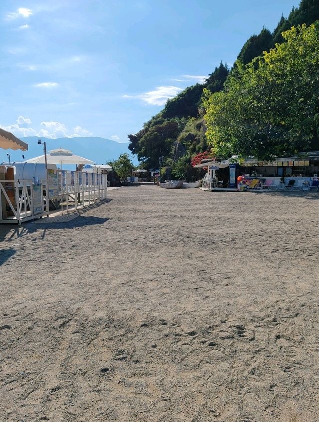 Island Stroll: Embracing the Beauty of Erhai Lake