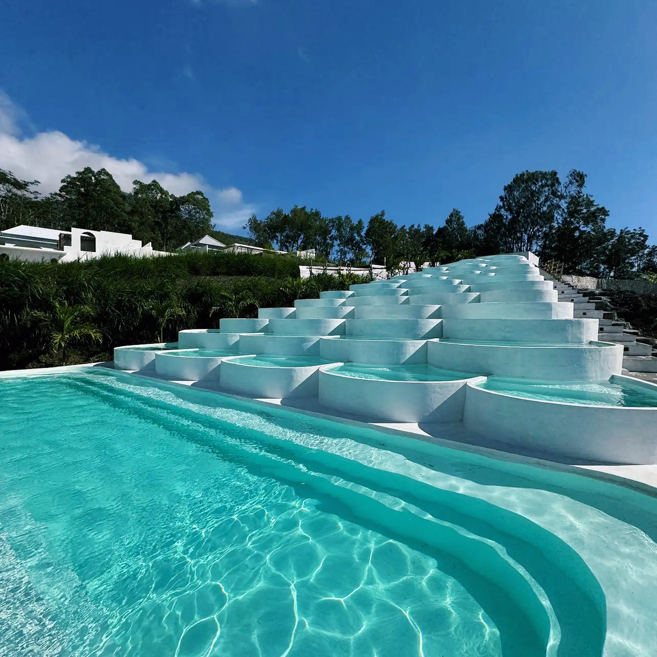 #balionbudget

Pemandian air panas di Cinze Villas adalah oasis ketenangan sejati, menawarkan perpaduan sempurna antara keindahan alam dan kemewahan. Dikelilingi oleh taman tropis yang rimbun, airnya yang kaya mineral memberikan pelarian yang menenangkan dari hiruk pikuk dunia luar. Para tamu dapat menikmati hangatnya mata air sambil menikmati pemandangan yang menakjubkan, menciptakan suasana yang ideal untuk relaksasi.

Fasilitasnya terawat dengan sempurna, memastikan pengalaman yang nyaman dan menyenangkan. Stafnya penuh perhatian dan ramah, meningkatkan suasana tenteram. Baik Anda ingin bersantai setelah seharian menjelajah atau hanya ingin berendam di air yang menyegarkan, pemandian air panas di Cinze Villas adalah tempat peristirahatan tak terlupakan yang menyegarkan jiwa dan raga.