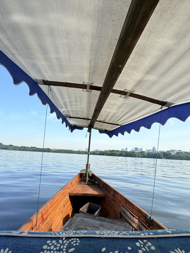 นั่งเรือ ทะเลสาบซีหู (West Lake) ที่เมืองหางโจว นั่งเรือ ทะเลสาบซีหู (West Lake) ที่เมืองหางโจว