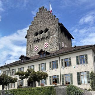 Castle Uster – A Hilltop Landmark Overlooking the Zurich Oberland