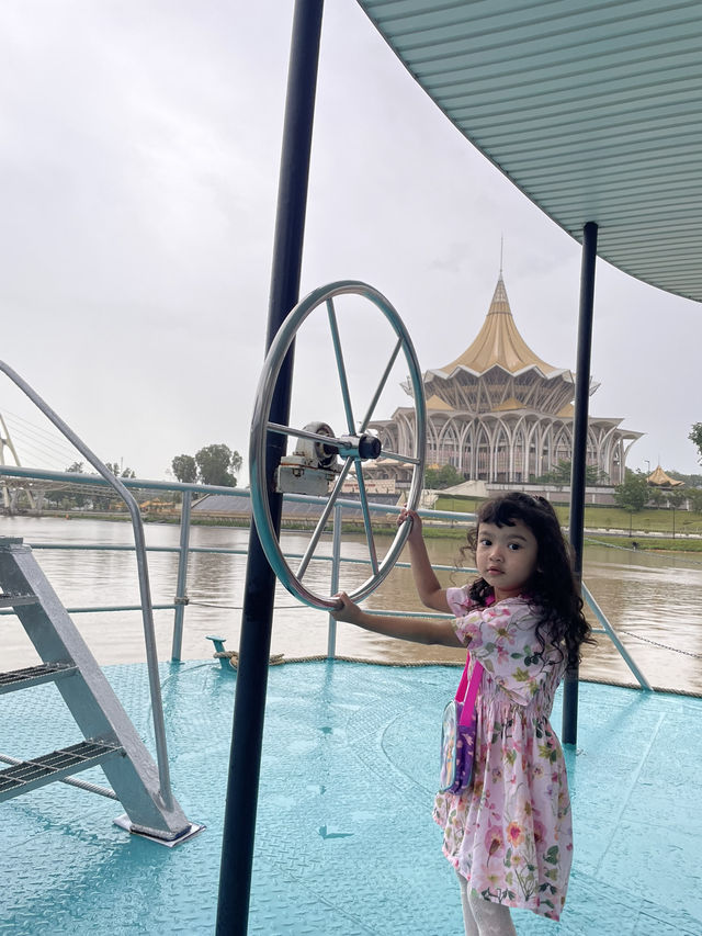 Escape to Kuching: A Day of River Magic & Colorful Culture! 🛶✨ Escape to Kuching: A Day of River Magic & Colorful Culture! 🛶✨