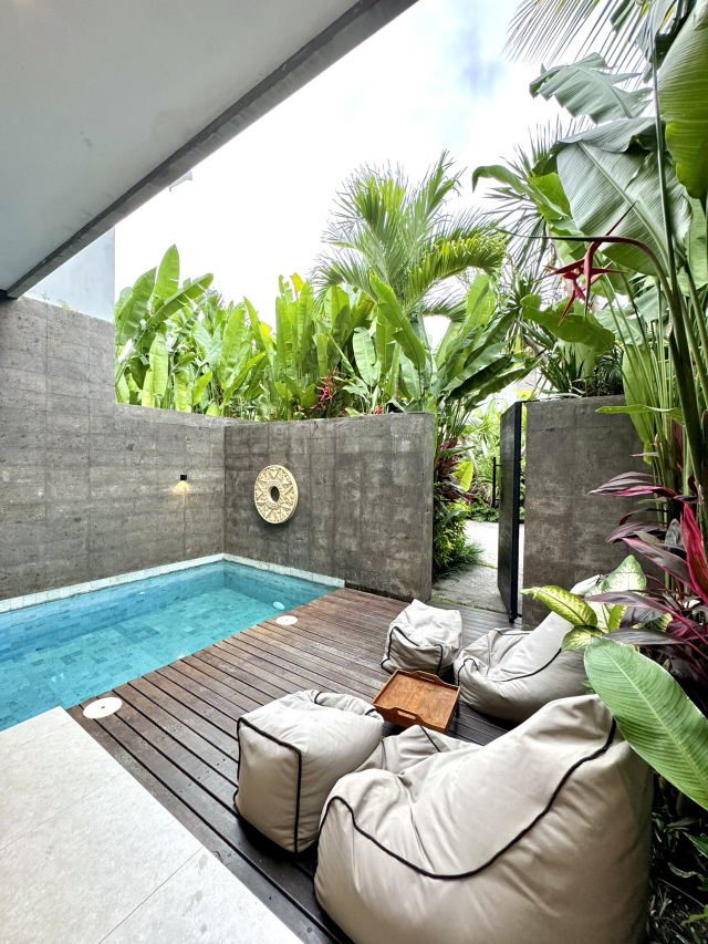 #staycationmewah Desainnya modern luxury, clean, estetik, tapi tetap hangat—bukan yang kaku. Cocok banget buat kamu yang pengen staycation tenang, quality time bareng pasangan, atau sekadar kabur sebentar dari ramainya Bali. Setiap sudut villanya detail, dari kamar yang spacious, living area nyaman, sampai ambience yang bikin betah rebahan lama.
Harga per malam start 2 jutaan
Lokasinya juga strategis, di area Umalas yang chill tapi masih dekat ke Canggu dan Seminyak. Jadi mau ngopi cantik, cari makanan enak, atau jalan santai sore masih gampang banget. Umalas Creek ini bukan cuma soal nginep, tapi soal pengalaman: bangun pagi dengan suasana tenang, siang santai, malamnya menikmati private luxury tanpa gangguan. Tipe villa yang gak perlu banyak gaya, karena vibes-nya udah mahal sendiri #UmalasCreek #LuxuryVillaBali #PrivateVilla  