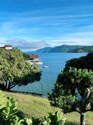 “โรงแรม KHAS Parapat: สถานที่พักผ่อนอันเงียบสงบพร้อมวิวทะเลสาบอันงดงาม”