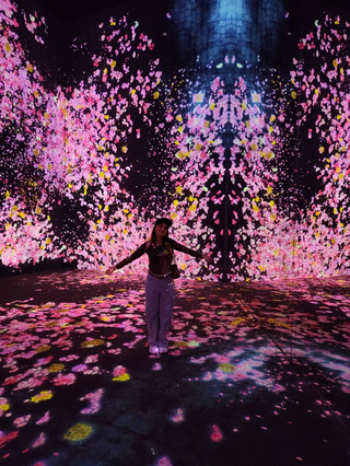 光、色、聲、藝術……有時,它們比言語更能療癒我們的心靈✨

teamLab SuperNature Macau 是讓我無比幸福的地方之一🌈💫

從踏入這裡的那一刻起,彷彿進入了另一個世界…

一個沒有邊界、沒有定義,甚至沒有「平凡」二字的世界。周圍的一切都在流動,都在鮮活地存在,並回應著我的動作,彷彿我已成為藝術作品的一部分。

這是一個位於澳門威尼斯人酒店內,由日本知名藝術團體 teamLab 設計的 5000 平方米數位藝術空間。他們的核心理念是將「人、自然與藝術」完美融合。

我最喜歡的是漂浮花房🌸

房間裡的花朵會隨著人們的走動而搖曳。你越是靜靜地待著,周圍的花朵就越是綻放,彷彿大自然在溫柔地擁抱你。那種寧靜、溫暖和美好的感覺,讓我恨不得時間就此停止。

另一個充滿樂趣的區域是巨大的發光球室🔮

隨著每一步、每一次觸摸,球的顏色都會在房間裡變化,音樂也隨之改變。有時,感覺彷彿回到了童年,盡情玩耍、歡笑,忘卻煩惱。

我覺得teamLab與其他博物館的不同之處在於,“我們不僅僅是在欣賞藝術品”,而是真正沉浸其中。

有些房間需要攀爬,需要在不平坦的地面上行走,這需要我們同時運用視覺、專注力和感受力。彷彿藝術作品在邀請我們回歸當下✨

對於攝影愛好者來說,這裡絕對值得一去📸

每個角落都美輪美奐,彷彿置身於未來世界。倒影、水面、花朵和色彩讓照片栩栩如生,幾乎無需後製。但比照片更美好的,是身臨其境的感受。

我認為這不僅僅是一個旅遊景點,

更是一個「幸福空間」。

一個可以讓我們逃離塵囂,重新與自我連結的空間🌿

如果你有機會去澳門…我強烈推薦你親自體驗一下。

有時候,幸福或許只是靜靜地佇立在璀璨燈光之中。 #TravelChina