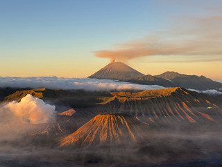 Matahari terbit di Bromo – pengalaman pertama yang tak terlupakan.