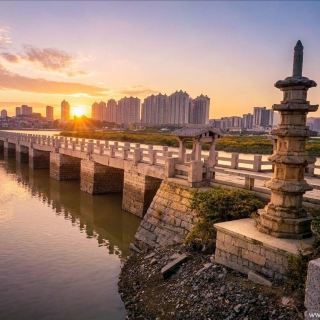 Sunrise at Luoyang Bridge: Where the Tide and the Light Arrive Together 🌉