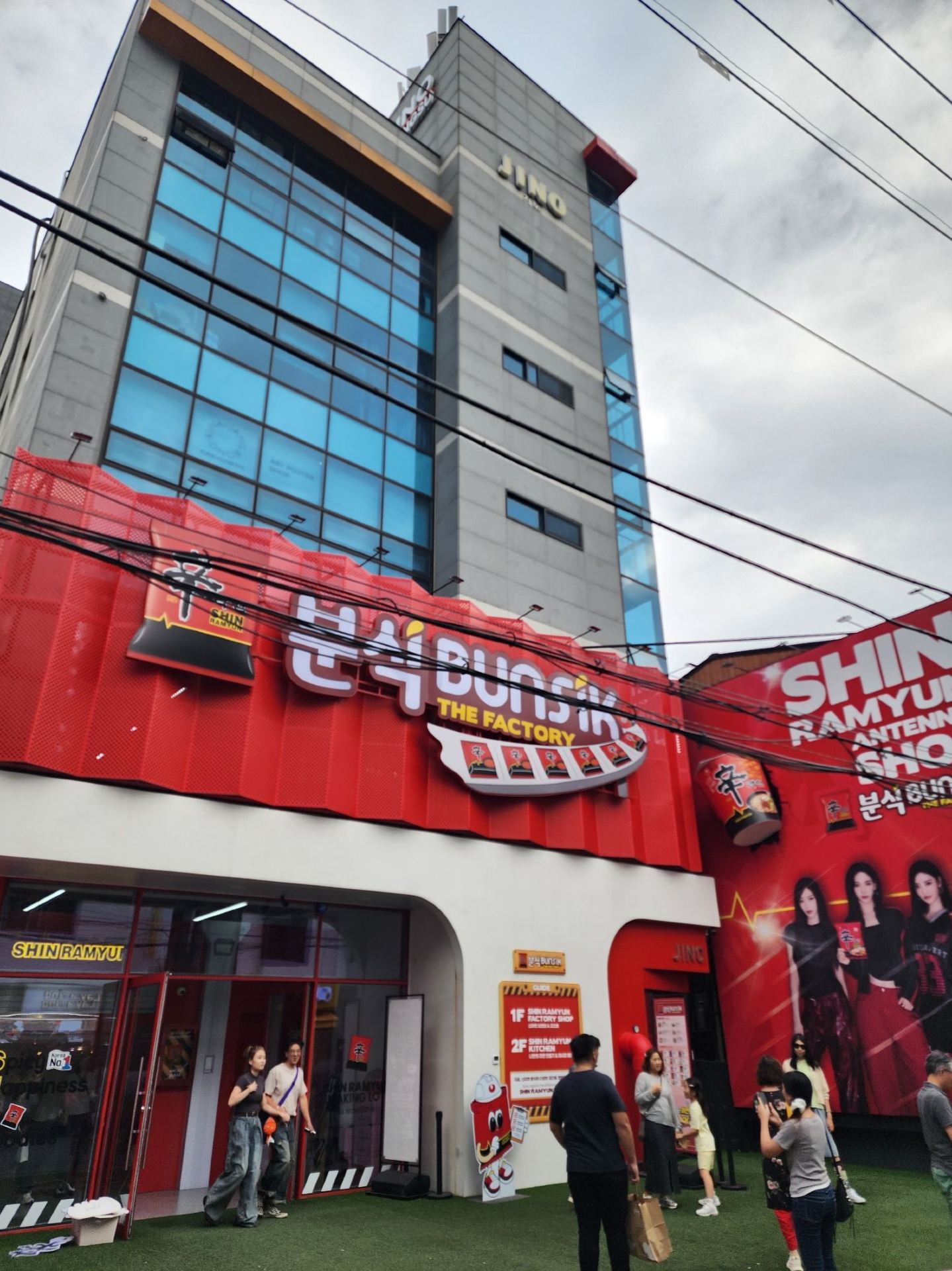A Spicy Red Theme Park for Custom Ramen! Seongsu-dong Pop-up 🍜
