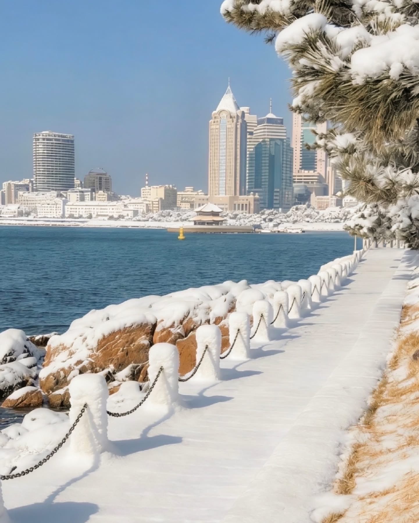 Warp to Qingdao in winter and experience a European-style city, azure sea, and fairytale-like snowfall.