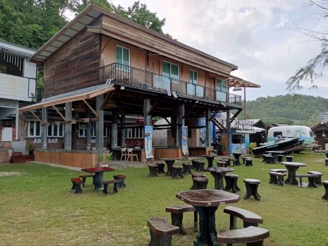 “Cenang Hill Beachfront: Cozy Beachside Glamping with Laid‑Back Charm”