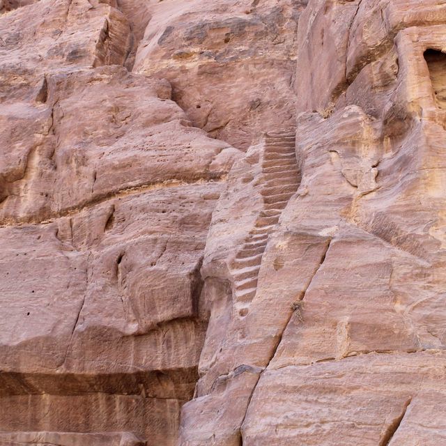 Gateway to Petra's Ancient Secrets 🚶‍♂️