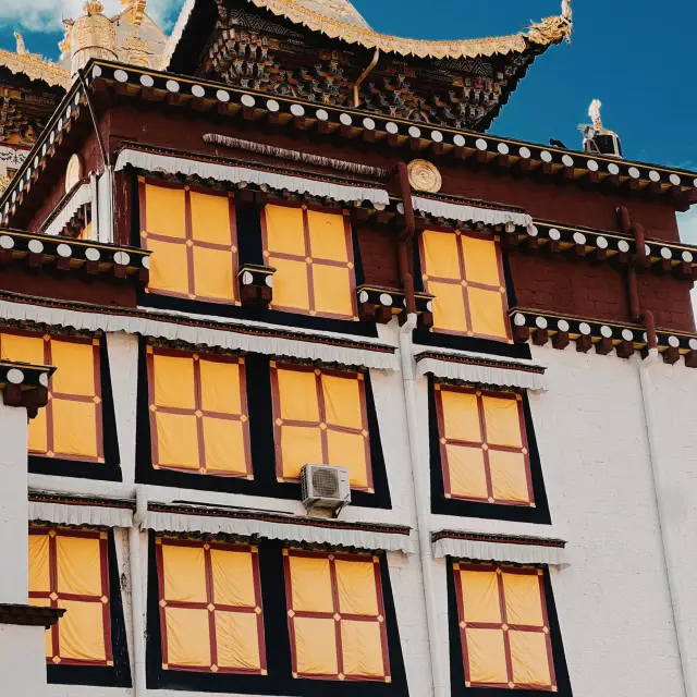Shangri-la’s monastery ☁️
