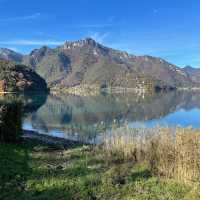 A tranquil lakeside escape 