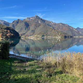 A tranquil lakeside escape 