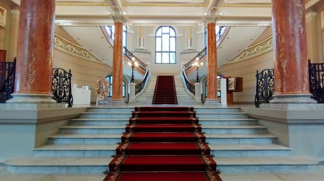 Take a beark at Latvian National Museum of Art. 🎨🖼️