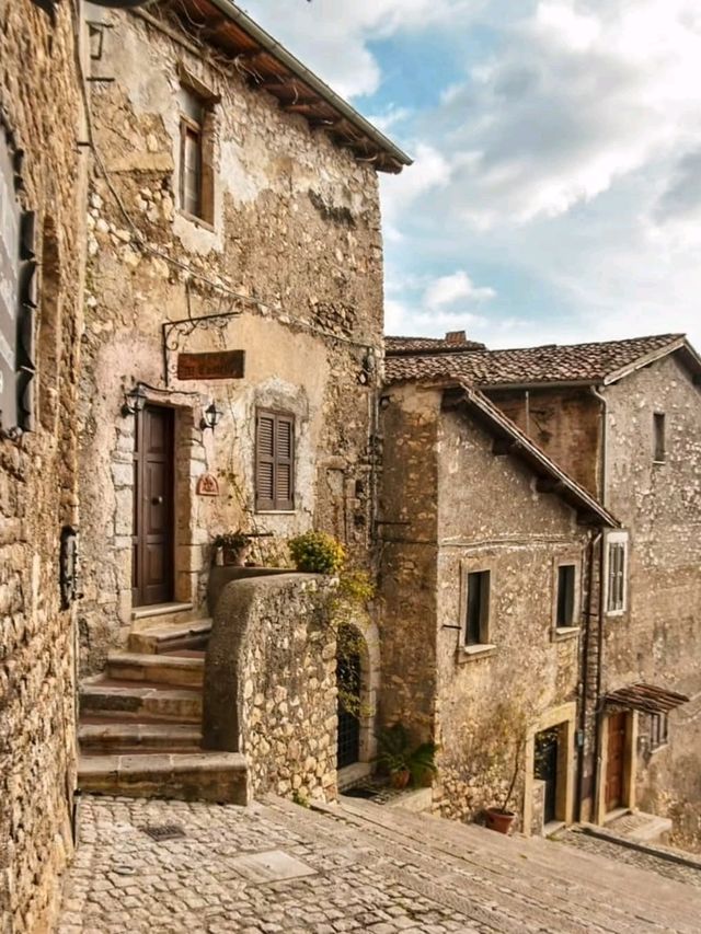 🏰 Whispers of Stone – Sermoneta, Italy