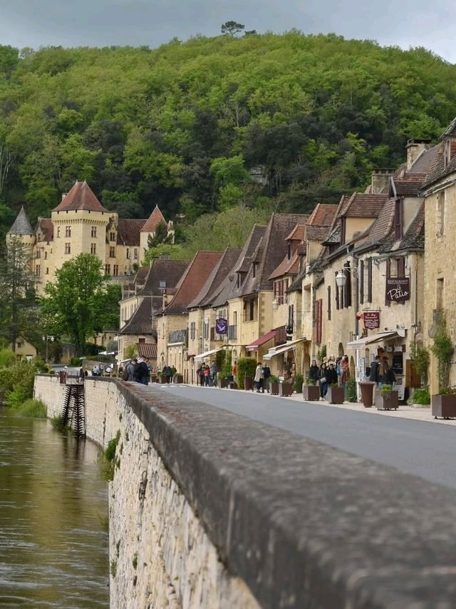 🏞️ Where the Cliff Meets the River – La Roque-Gageac, France