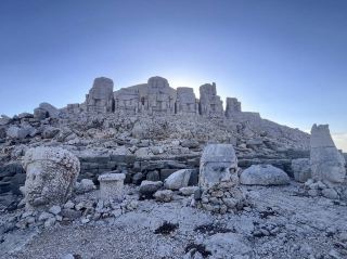 🍁 넴루트 산: 역사의 거인 🗿