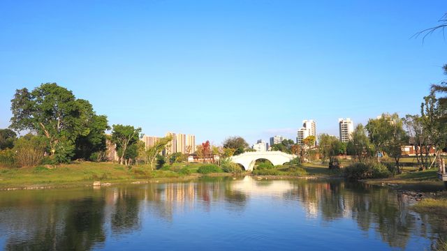 旗山湖公園位於閩侯縣高新區，緊鄰福建師大和福建理工大學，湖水與溪源江和輪船港河相通，813畝的公園綠化面積，主要觀賞景點有:清風坪、桃花渚、荔枝林、梅渚島、古韻流芳等等，遊客可以在此劃船、賞花、放風箏、看日落……，它在2018年開始開挖興建，是目前福州地區第一大的綠色生態景觀湖泊公園