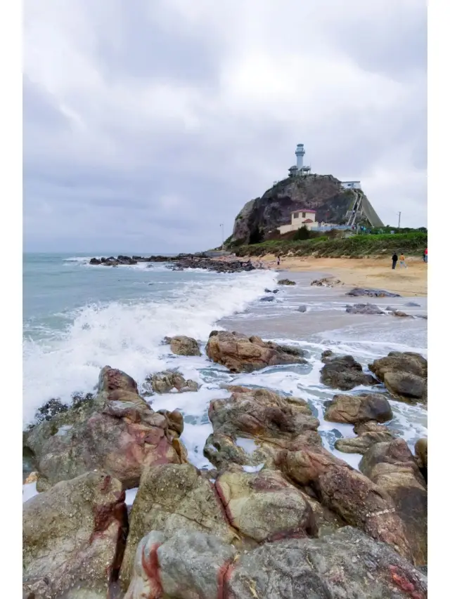 Eastern Fish Scale Island||Here there are rocky beaches and cactus groups