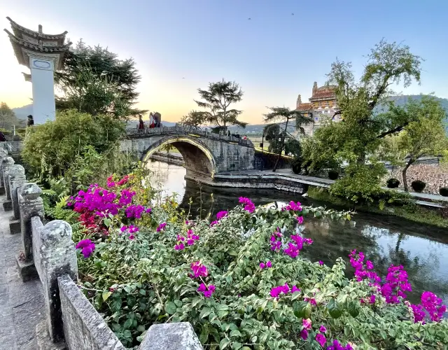 "Double Rainbow Lying on the Waves" and Heshun Ancient Town Double Rainbow Bridge