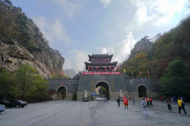 唐太宗李世民遊覽此山，有鳳凰飛來拜祖，太宗大悅，遂賜名鳳凰山