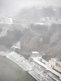 一夜雪後，濃霧中的三門峽大壩