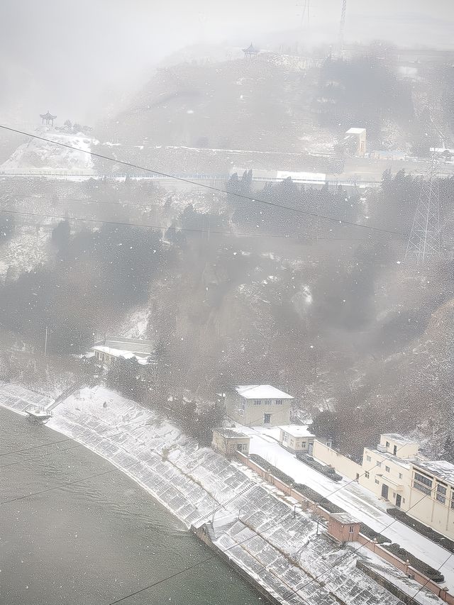 一夜雪後，濃霧中的三門峽大壩