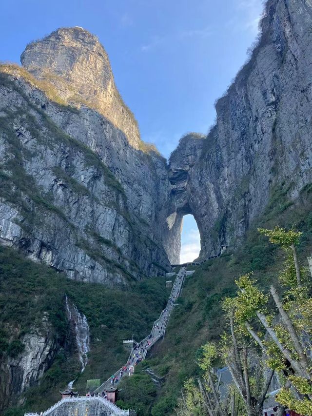 천문산에는 케이블카, 동굴, 유리 다리가 모두 한곳에 있습니다