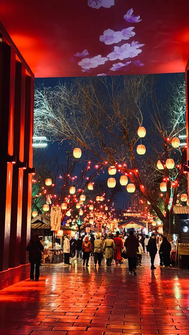 Love Descends at the Qingming Riverside Park