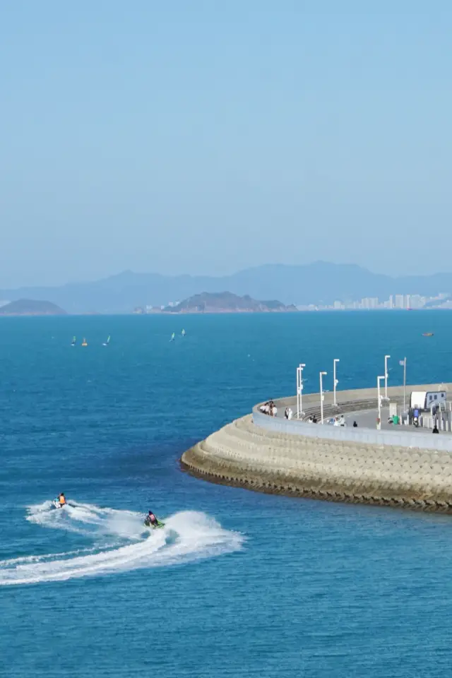 Shenzhen Jiediaosha is a great place to see the sea! This is just too awesome