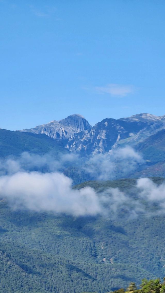 麗江•格姆女神山-瀘沽湖格姆女神山，又名“獅子山”，位於