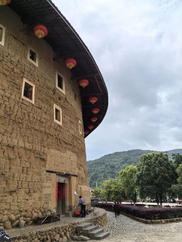承啟樓：土樓明珠，歲月傳奇。