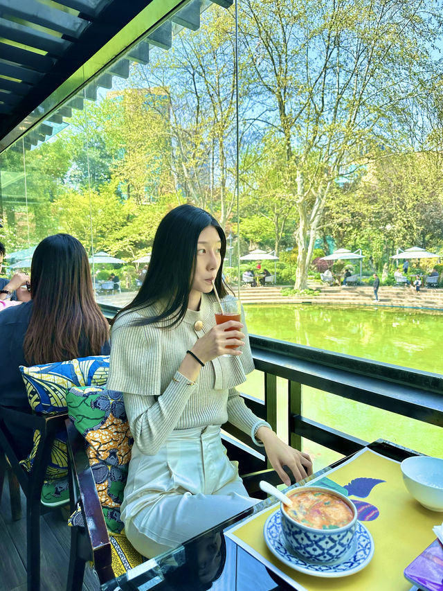 藏在上海靜安公園裡的花園度假風泰國餐廳。