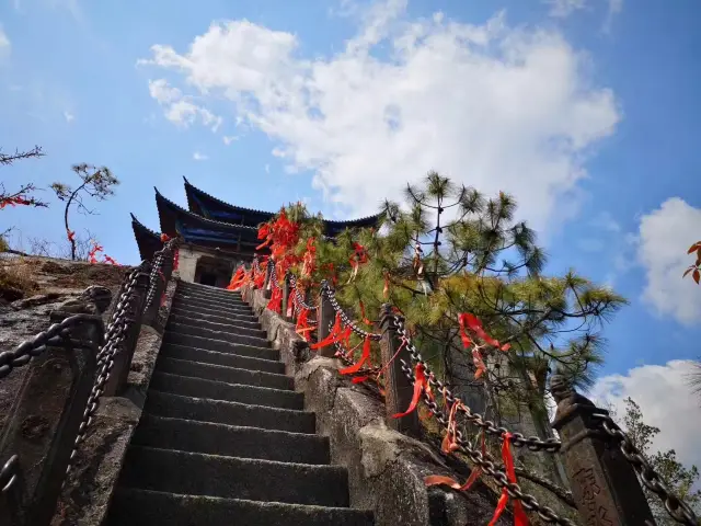 Visit Yunfeng Mountain and make the most spiritual wish.