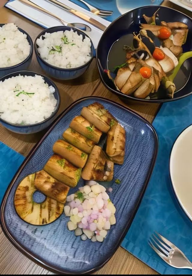 酒店外的泳池很漂亮。