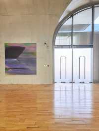 龍美術館建築的獨特性，與「繪畫」作品相得益彰。