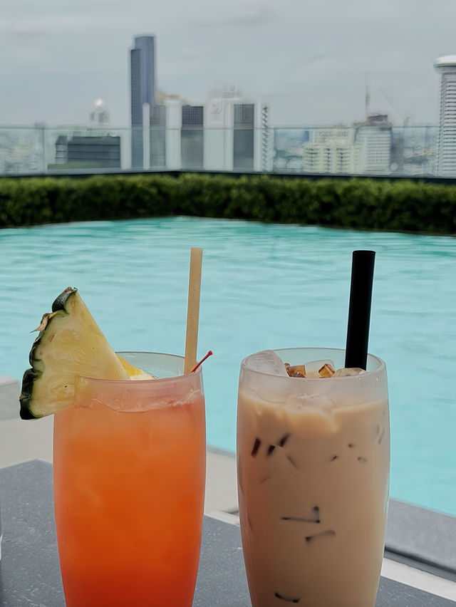 呢間酒店嘅無邊際泳池，我可以留足成日！