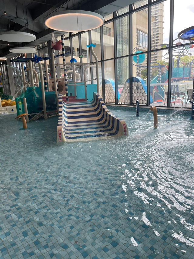東莞周邊遊｜夏天必衝親子玩水聖地！室內外水上樂園一次玩夠～🌊