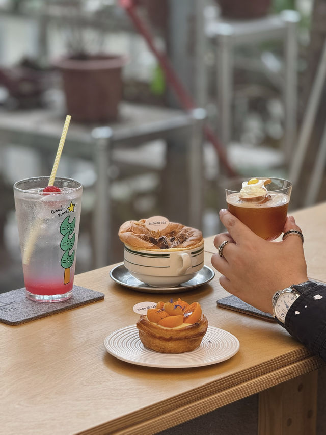 喺韓系咖啡店內，品嚐一口如雲霧般香甜飄逸嘅滋味。