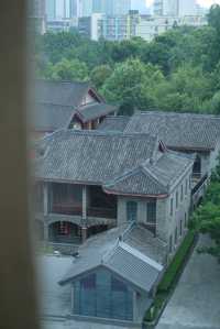 成都呢間酒店嘅光影入面，藏住雪松香嘅溫柔暴擊