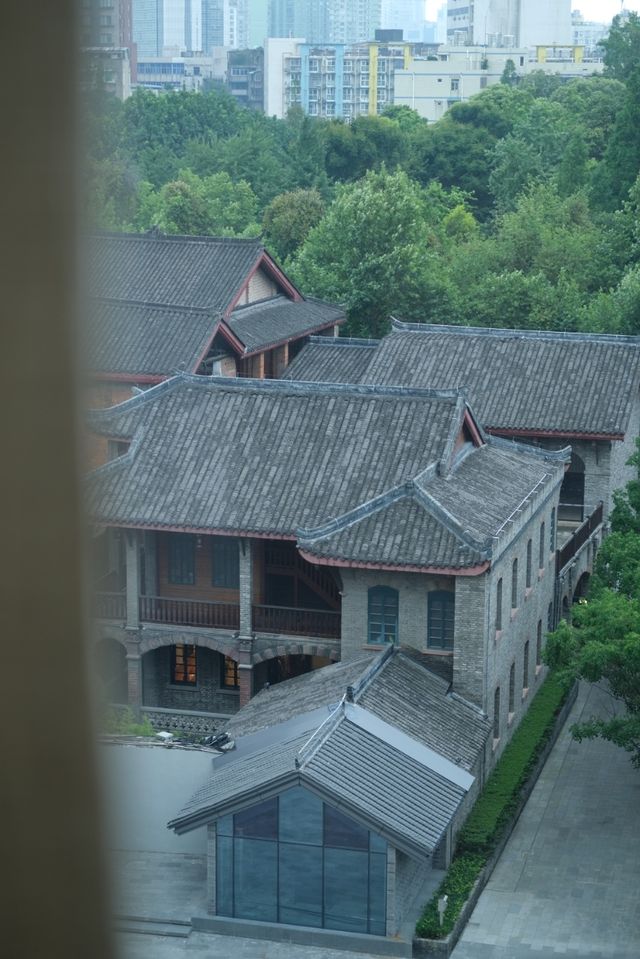 成都呢間酒店嘅光影入面，藏住雪松香嘅溫柔暴擊
