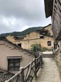 黃泥青瓦疊山間