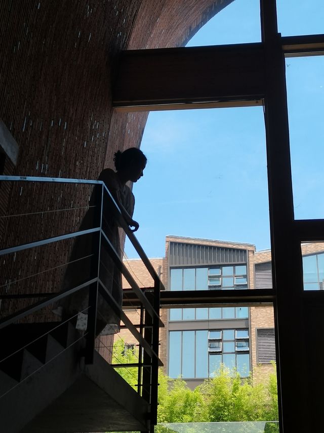 厭倦了人擠人的網紅打卡點?景德鎮這些小眾寶藏地,才是懂生活的玩家私藏。 去三寶村的溪邊咖啡館坐一 厭倦了人擠人的網紅打卡點?景德鎮這些小眾寶藏地,才是懂生活的玩家私藏。 去三寶村的溪邊咖啡館坐一