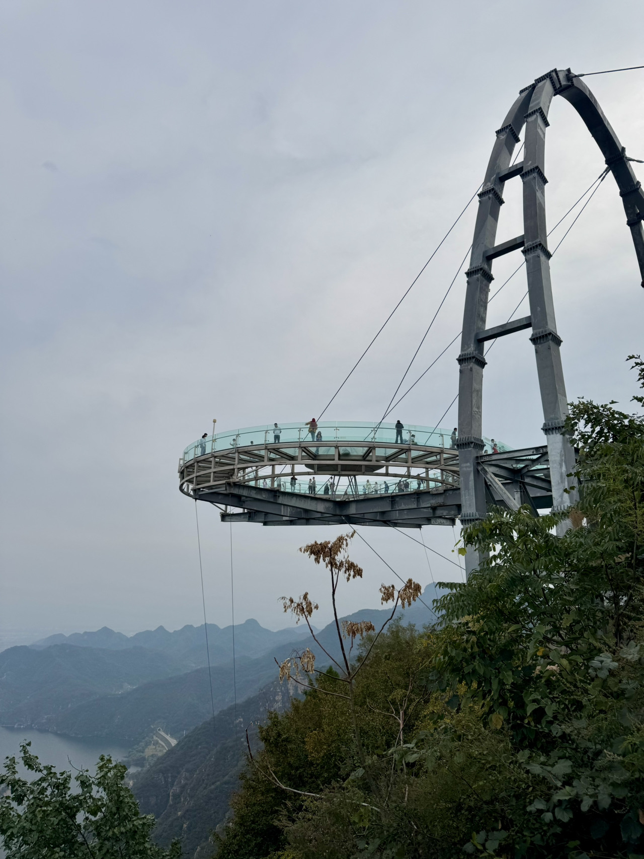 Ngarai Shilinxia Jingdong (石林峡风景区)

Ciri khas Shilinxia adalah dek observasi kaca tertinggi di dunia, yang membentang ke jurang di atas ngarai. Terletak sekitar 400 meter di atas permukaan tanah. Platform ini terbuat dari kaca temper laminasi setebal beberapa inci. Setiap panel dapat menahan beban beberapa ton.

Nama "Shilinxia" berarti "Ngarai Hutan Batu." Daerah ini terkenal sejak zaman Dinasti Ming dan Qing. Konon Kaisar Qianlong sendiri pernah mengunjungi tempat ini untuk mengagumi keindahan alamnya yang liar.

Ngarai ini terkenal dengan air terjunnya yang berundak, yang terutama melimpah setelah musim hujan.

Anda dapat mengambil rute yang lebih mudah dan naik kereta gantung, tetapi saya sarankan untuk berjalan kaki, karena dengan cara ini Anda akan melihat keindahan tempat ini secara keseluruhan.

🥵Pendakian ke puncak gunung memakan waktu sekitar 2 jam. Ini adalah rute yang cukup menantang, karena hampir seluruh rute berupa tangga.

Jika Anda punya waktu luang di Beijing, tempat ini sangat layak dikunjungi.

📍Lokasi: 2 jam dari Beijing.
💴 Biaya: Kami membayar 64 yuan, termasuk transportasi. Banyak perusahaan menawarkan wisata sehari ke tempat ini.

#Shilinxia #China #Travel #Beijing