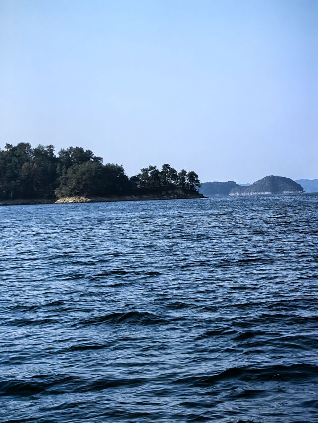 秋天來千島湖別有風味，水天一色美如畫！