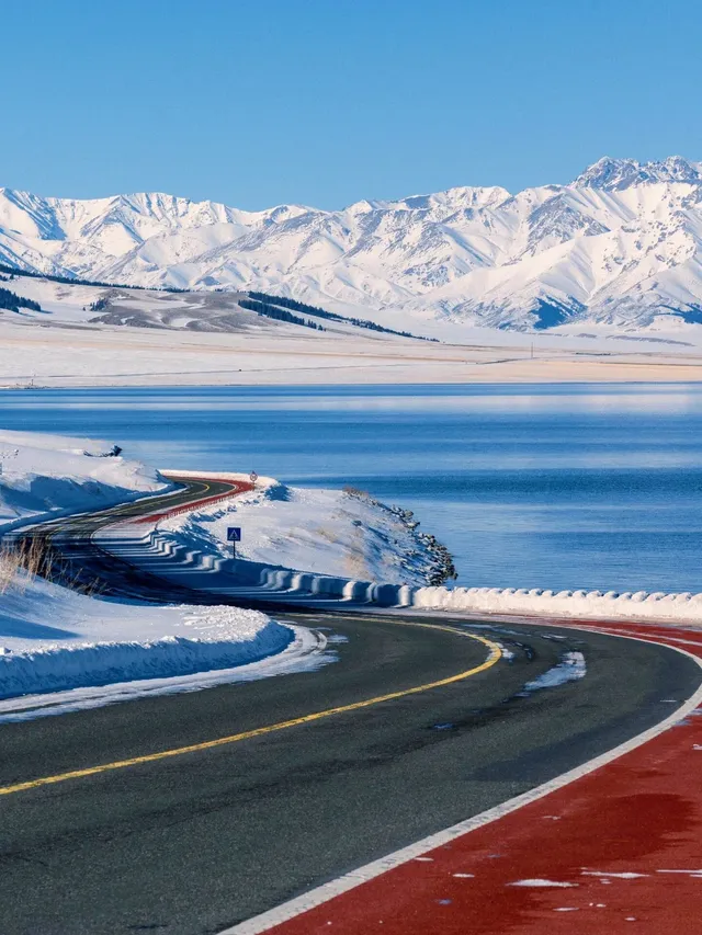 救命！新疆賽里木湖冬日美到失語 藍冰